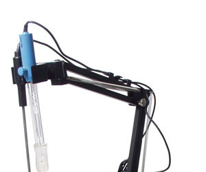 bench top pH meter with probes